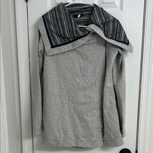 RARE Lululemon Savasana Wrap Charcoal Grey Strata Stripe Lined Size 4 - Picture 2 of 5